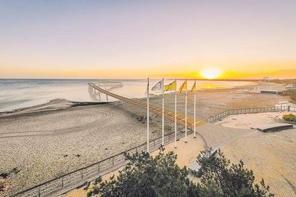 So wird die neue Seebrücke von Timmendorfer Strand im September 2022 aussehen: Ein 430 Meter langer Rundweg, der eine Schlinge eines Schifftaus über dem Meer darstellt.