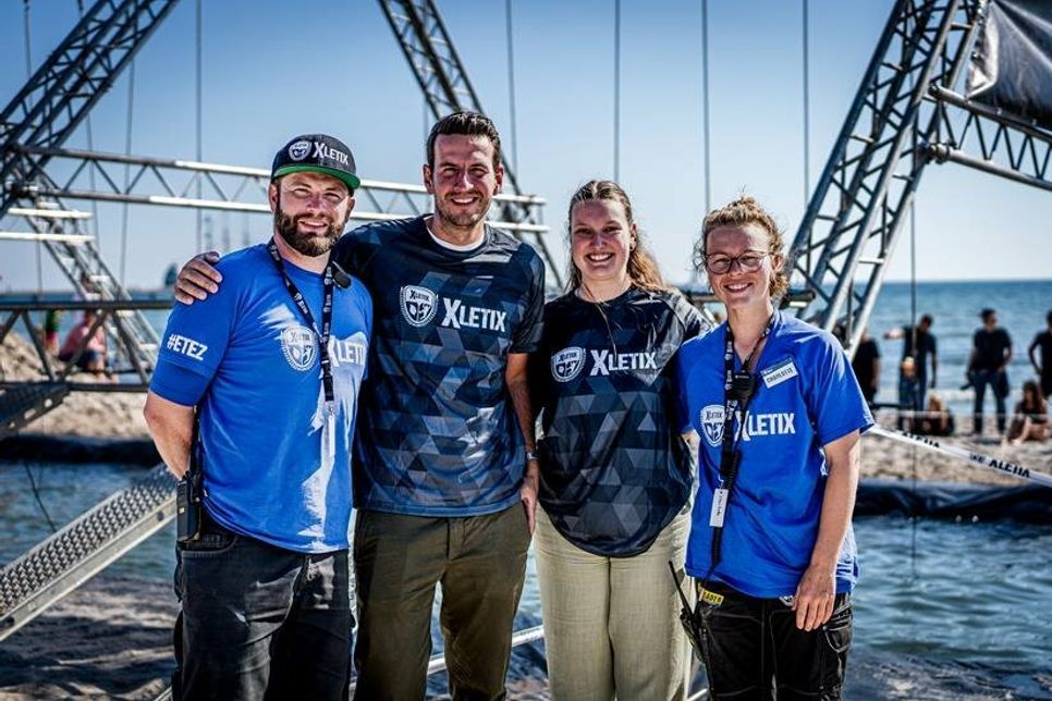 Frank Fritzsche (Geschäftsführer Xletix), Jan Femerling und Lina Junge (TSG) sowie Charlotte Hauf (Projektleiterin Xletix) (v. lks.) freuen sich auf die gelungene Zusammenarbeit.