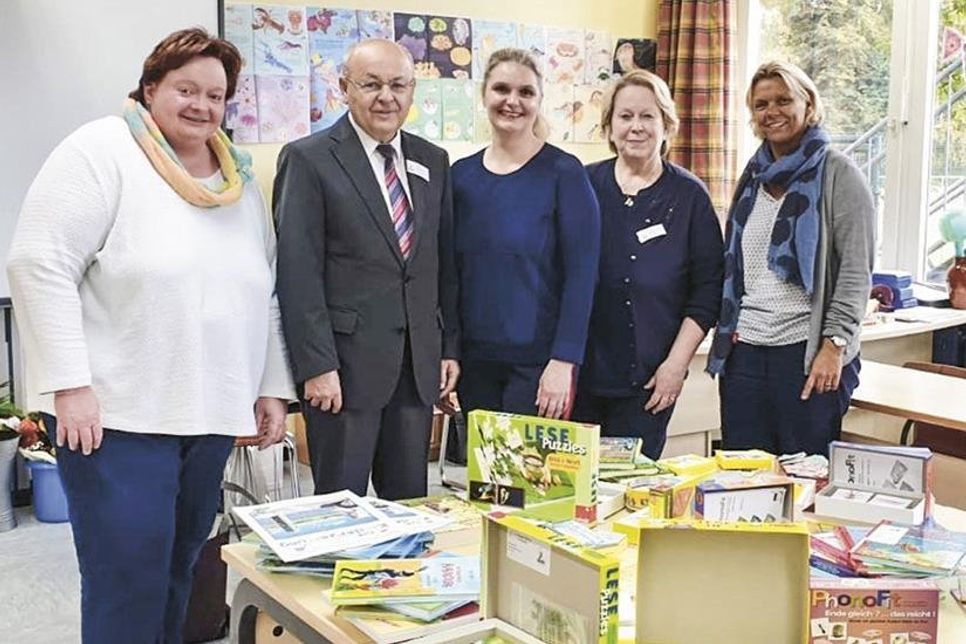 Begeistert vom vielfältigen Mentor-Unterrichtsmaterial zeigten sich (von links): Julia Christiansen (GGS), Hans-Peter Birkner (Mentor), Schirmherrin Anja Evers, Martina Janke-Hansen (Mentor) und Schulleiterin Esther Passig.  (Foto: Mirena Günther/hfr)