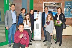 Schulleiter Hans-Georg Rath (GGS-Strand, von links) und Catherine Seidel, stv. Direktorin des OGT, mit Bürgermeisterin Hatice Kara, Prof. Dr. Morten Schütt und Heidrun Ulbrich sowie einigen Schülern vor dem neuen Wasserspender in der Pausenhalle. (Foto: René Kleinschmidt)