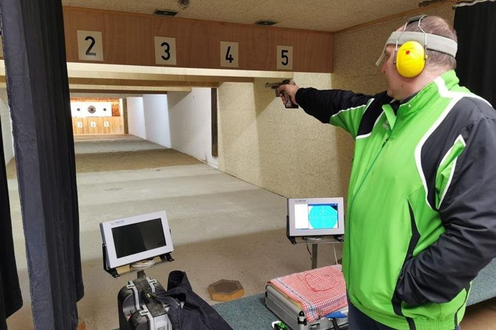 Torsten Venohr vom SSV Kassau testet den neuen Schießstand.