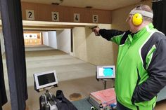 Torsten Venohr vom SSV Kassau testet den neuen Schießstand.