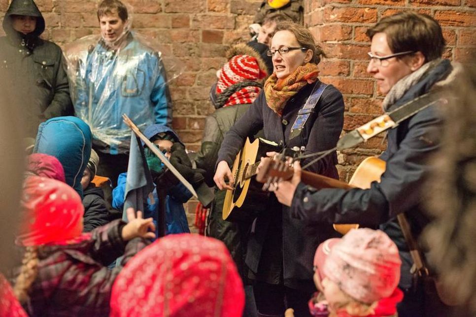 Die Erzieherinnen und Kinder des evangelischen Kindergarten Jona kümmerten sich um die musikalische Begleitung.