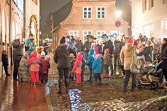 Nachdem alle von 10 abwärts gezählt hatten, wurde das Türchen enthüllt. Danach gab es für alle Kinder eine Runde „Naschis“.