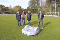 Absolut zufrieden sind Ratekaus Bürgermeister Thomas Keller (v.l.), Bauhofchef Wolfgang Bahs und der TSV-Vorsitzende Rüdiger Jürß mit dem neuen Mähroboter, den Hausmeister  Marco Vogelsag bei Bedarf per App steuern kann.  (Foto: Setje-Eilers)