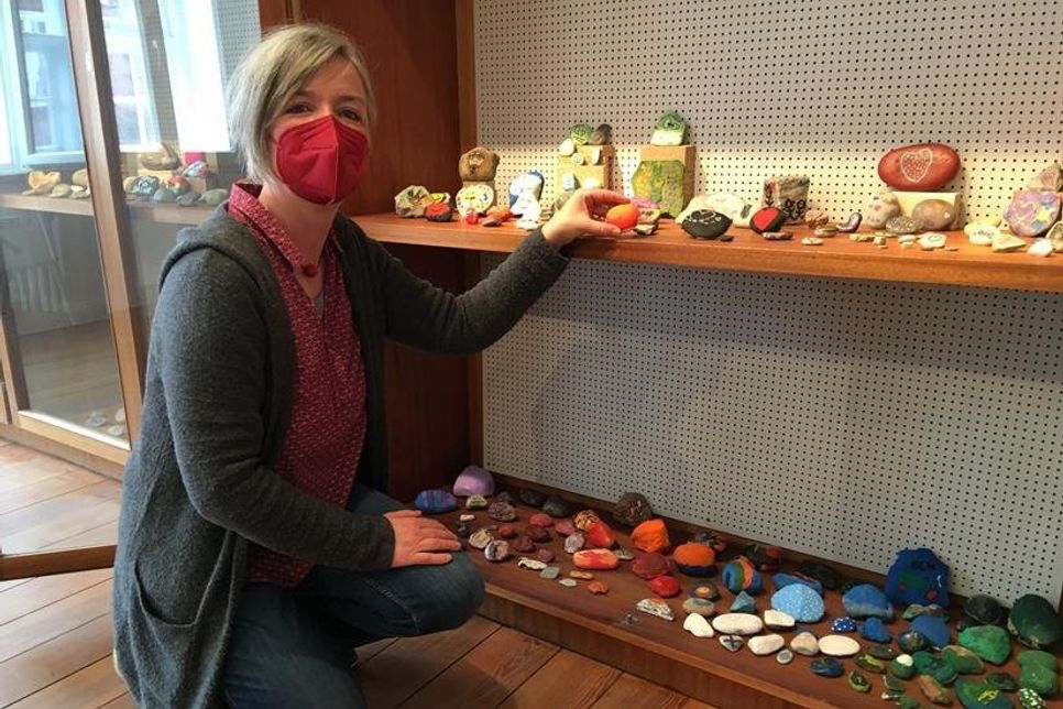 Initiatorin Heike Rhein vor einigen Exponaten.