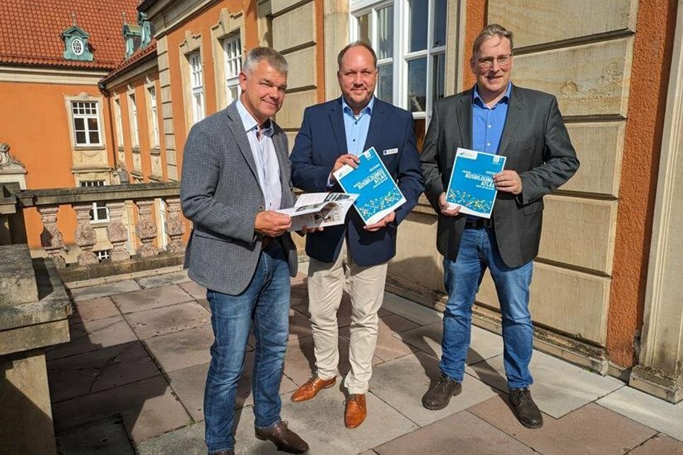 Thomas Panten (Schulrat Kreis Ostholstein), Landrat Timo Gaarz (Kreis Ostholstein) und Jens Meyer (Geschäftsführer der EGOH) (v. lks.) setzen sich mit dem Ausbildungsatlas 2023/2024 für die Gewinnung von Nachwuchskräften in Ostholstein ein.