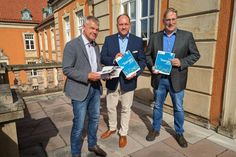 Thomas Panten (Schulrat Kreis Ostholstein), Landrat Timo Gaarz (Kreis Ostholstein) und Jens Meyer (Geschäftsführer der EGOH) (v. lks.) setzen sich mit dem Ausbildungsatlas 2023/2024 für die Gewinnung von Nachwuchskräften in Ostholstein ein.