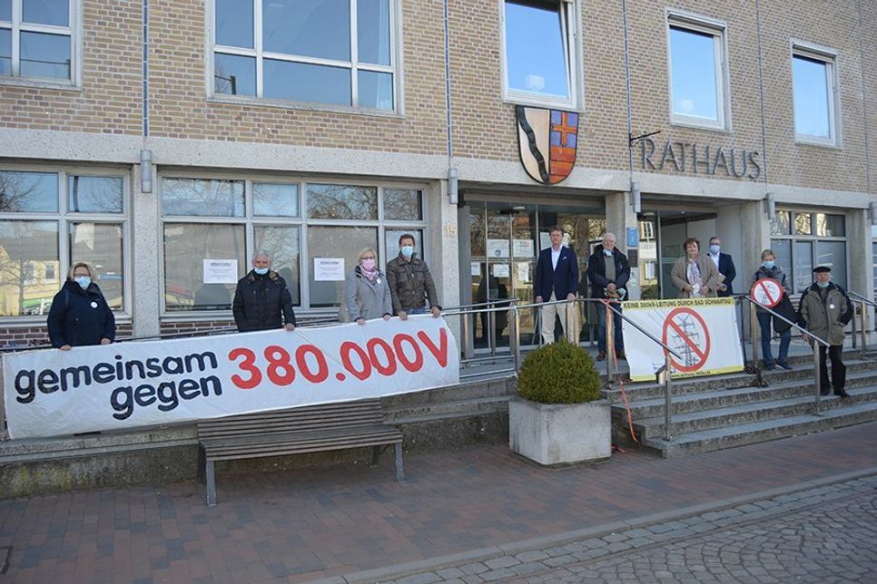 Im Vorfeld einer Informationsveranstaltung der Stadt Bad Schwartau zum Bau der Ostküstenleitung fand vor dem Rathaus eine rund zehnminütige Kundgebung gegen die aktuelle Planung statt.