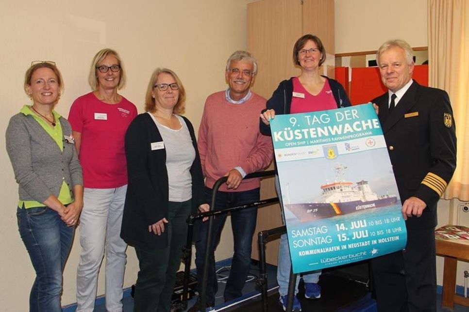 Diplom-Pädagogin Kathrin Seehusen, Stationsleiterin Bienenkorb Sigrid Schmidt, Fachärztin für Kinder- und Jugendmedizin Meike Schwan, Geschäftsführer Volker Schulz und Physiotherapeutin Tanja Pohl vom Kinderzentrum (v. lks.) sowie Polizeihauptkommissar und Inspektionsleiter Bundespolizei See Marco Antler.