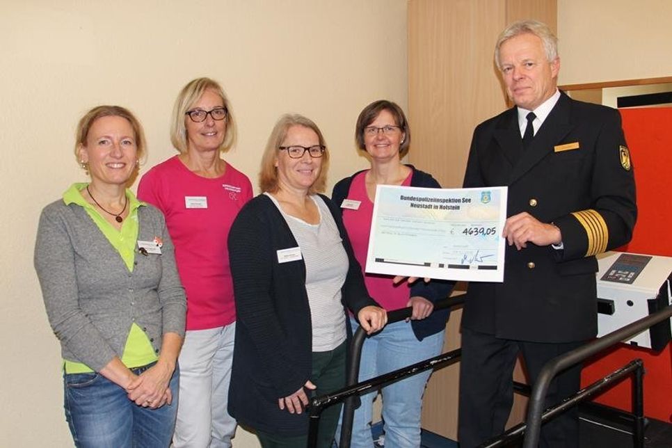 Übergabe des symbolischen Schecks mit Diplom-Pädagogin Kathrin Seehusen, Stationsleiterin Bienenkorb Sigrid Schmidt, Fachärztin für Kinder- und Jugendmedizin Meike Schwan und Physiotherapeutin Tanja Pohl vom Kinderzentrum (v. lks.) sowie Polizeihauptkommissar und Inspektionsleiter Bundespolizei See Marco Antler.