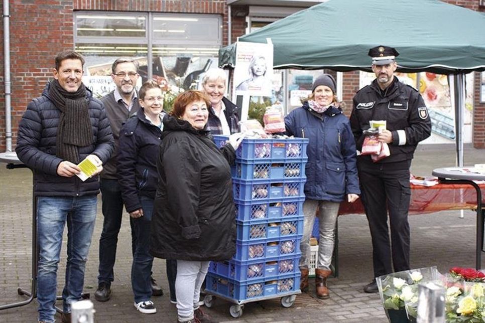 Mit Mitarbeiterinnen der Landbäckerei Puck, Bürgermeister Thomas Keller (l.), Polizeihauptkommissar Björn Bödecker (r.) und Rewe-Marktleiter Reinhard Bödicker informierten Julia Dabelstein (2.v.r) und Christa Feigl (m.) über das Thema „Häusliche Gewalt“. (Foto: hfr)