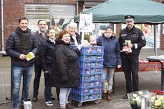 Mit Mitarbeiterinnen der Landbäckerei Puck, Bürgermeister Thomas Keller (l.), Polizeihauptkommissar Björn Bödecker (r.) und Rewe-Marktleiter Reinhard Bödicker informierten Julia Dabelstein (2.v.r) und Christa Feigl (m.) über das Thema „Häusliche Gewalt“. (Foto: hfr)