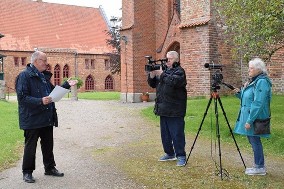 Die ersten Sequenzen zum Jubiläumsfilmprojekt hat das erfahrene Drehteam bereits im Kasten: Pastor Christoph Pfeifer (v.l.), Peter und Helga Weimann und Jonny Rehder (nicht im Bild)