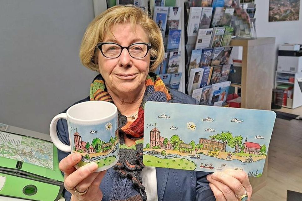 Frühstücksbrett und Tasse mit comicartig gezeichneten Sehenswürdigkeiten: Auch diese Souvenirs hält Hanne Schlapkohl parat.