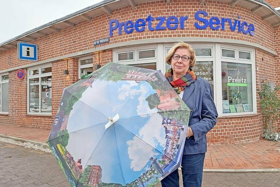 Ein echter Hingucker ist der stabile Preetz-Panorama-Regenschirm, den Hanne Schlapkohl ganz speziell hat anfertigen lassen.