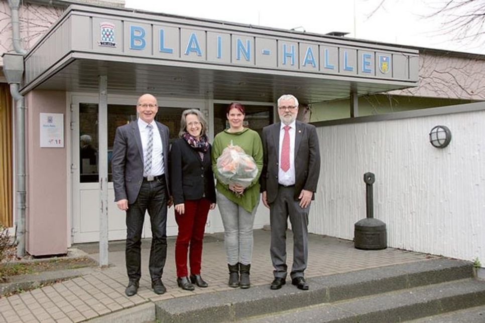 Bürgermeister Martin Voigt, Bürgervorsteherin Susanne Knees, Sarah Hoppe und Heiko Struck freuen sich auf ein gutes Vereinsjahr für den Oldenburger Sportverein.