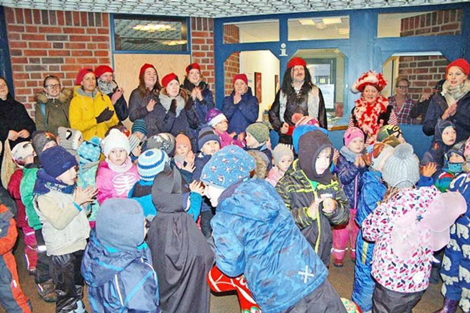 Wie passen 80 Kinder, Erzieher, Mütter mit Kinderwagen, eine Bürgervorsteherin und ein Bürgervorsteher in eine eigentlich geräumige Rathaus-Eingangshalle? Mit etwas gutem Willen geht das.