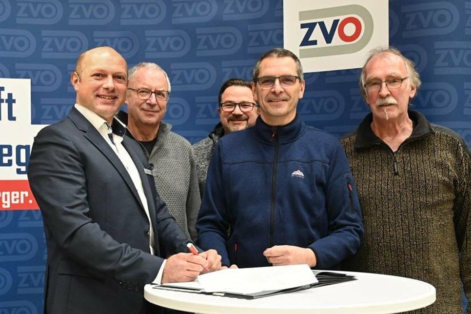 Sven Bäumler, Geschäftsführer ZVO Energie GmbH (v. lks.) bei der Unterzeichnung im Rahmen der Verbandsversammlung mit den Bürgermeistern Hans Peter Zink (Altenkrempe), Mario Bielarz (Kasseedorf), Olaf Schöning (Schönwalde), Udo Gosch (Sierksdorf).