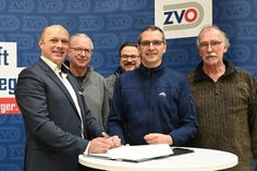 Sven Bäumler, Geschäftsführer ZVO Energie GmbH (v. lks.) bei der Unterzeichnung im Rahmen der Verbandsversammlung mit den Bürgermeistern Hans Peter Zink (Altenkrempe), Mario Bielarz (Kasseedorf), Olaf Schöning (Schönwalde), Udo Gosch (Sierksdorf).