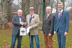 Das offizielle Gildewappen stellen vor (v. l.) Bernd Schultz, 1. Ältermann Hans-Jürgen Löschky, Peter Jacobsen und Henrik Jacobsen. (Foto: bg)