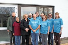 Freude bei Sportgruppen-Koordinatorin Birgit Berger (re.) und ihren sportlichen Mitarbeitern über die schicken Sport-Shirts, die 2. Vorsitzender Dr. Udo Kalbe, Schriftführerin Kirsten Friedrich und 1. Vorsitzende Jutta Wehle (v.lks.) vom Förderkreis überreichten.