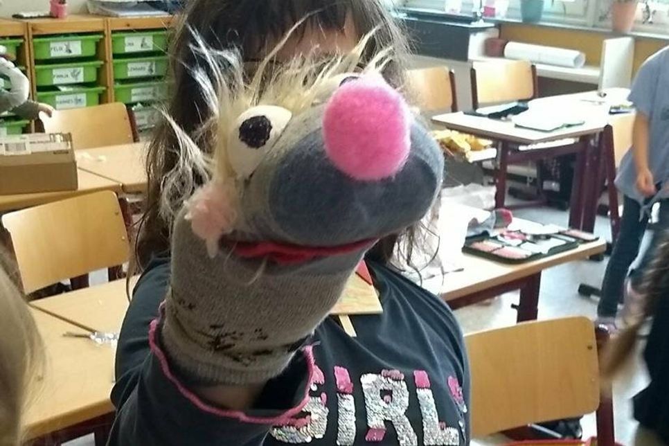 Besonders stolz waren die Kinder der zweiten Klasse auf ihre selbstgebauten Sockenpuppen.