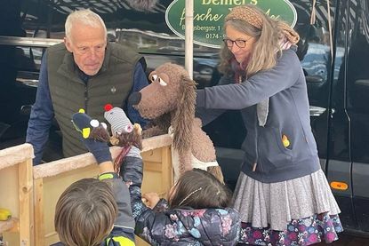 Sockenhund Fritz und Dörte Lowitz unterstützten die Kinder beim Interview von Roger Dehmel.