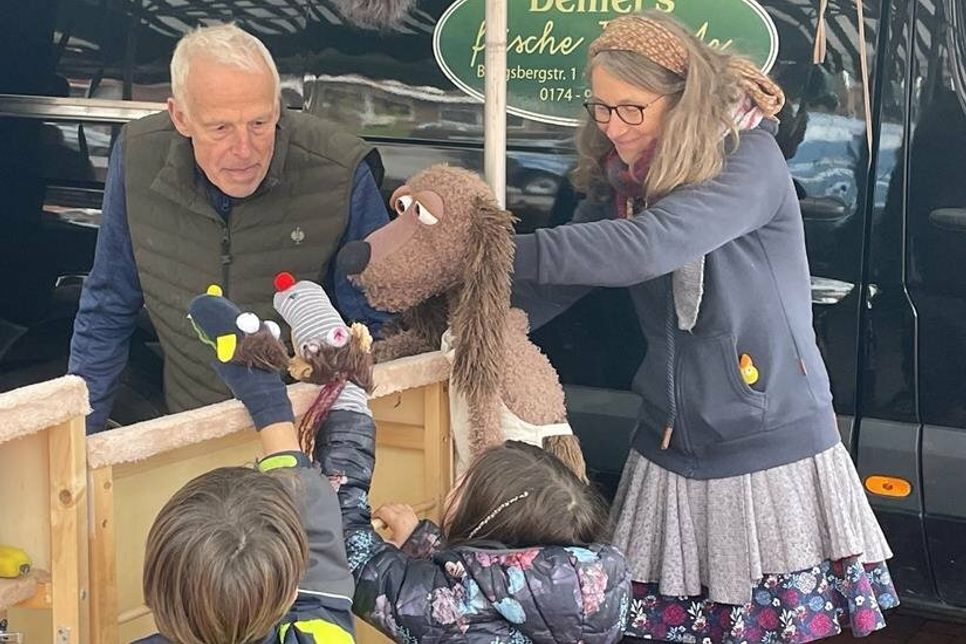 Sockenhund Fritz und Dörte Lowitz unterstützten die Kinder beim Interview von Roger Dehmel.