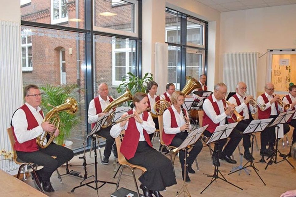 Für die passende musikalische Begleitung ins neue Jahr sorgte das PTSV-Blasorchester.