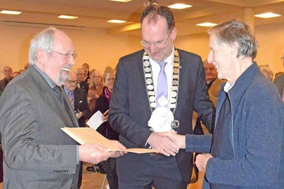 Ingo Bubert (re.) wurde von Bürgervorsteher Gärtner (v.l.) und Bürgermeister Demmin mit dem diesjährigen Bürgerpreis für sein jahrzehntelanges kulturelles Engagement ausgezeichnet.