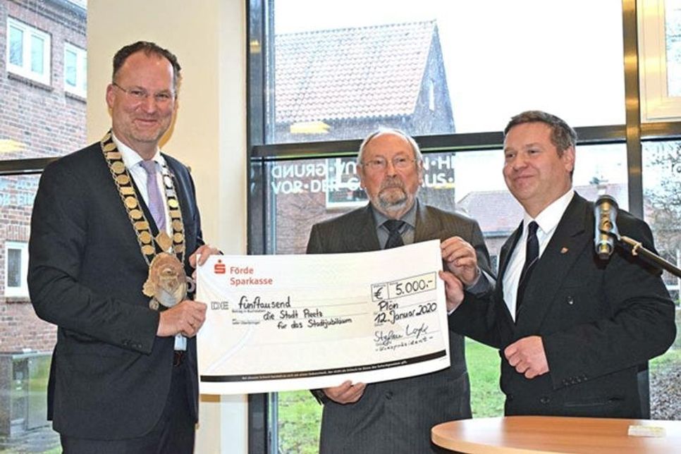 Kreispräsident Stefan Leyk (re.) überreichte einen Scheck über 5000 Euro für das kommende Preetzer Stadtjubiläum.