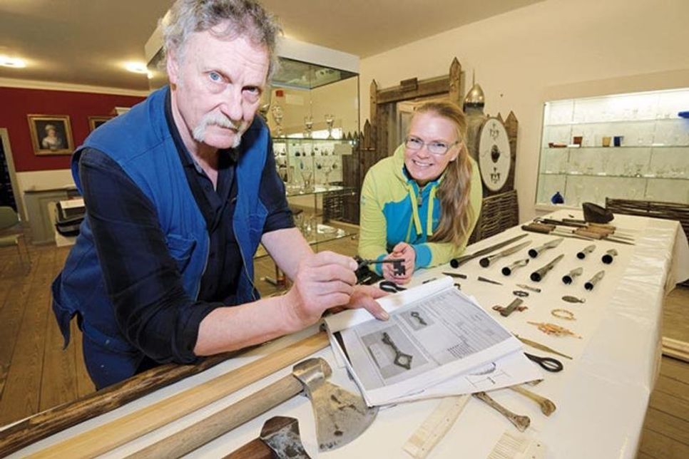 Museumsleiterin Julia Meyer und Kurator Jörn Kruse werkeln derzeit hinter verschlossenen Türen, um die nächste Ausstellung vorzubereiten. Erstmals werden die inzwischen konservierten Funde der jüngsten Grabungen auf der Insel Olsborg zu sehen sein. Zahlreiche Objekte hat Jörn Kruse nach historischem Vorbild gefertigt, um das Leben im „Castrum Plune“ vor rund 1000 Jahren anschaulich darzustellen.