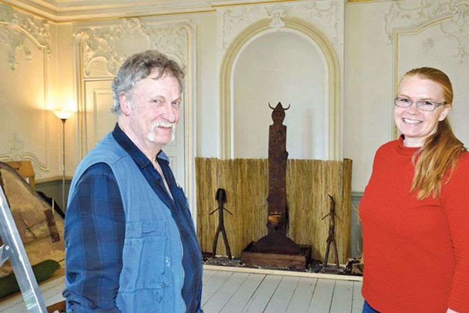 Die Insel Olsborg im Blickpunkt: Museumsleiterin Julia Meyer und Jörn Kruse bereiten die Räume im Rokokosaal im Obergeschoss für die neue Ausstellung vor.