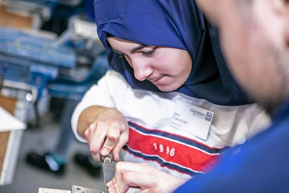 Auch Mädchen können in handwerklichen Berufen richtig gut sein. Foto: DJD/www.klischee-frei.de/Björn Gaus