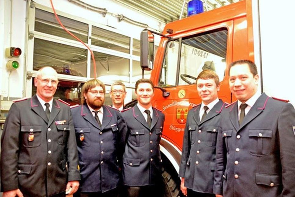Ortswehrführer Bernd Sievers (links) und Gemeindewehrführer Frank Otto (3. v. l.) gratulierten Stefan Grygiel (2. v. l) zu 20 Jahren Mitgliedschaft, Marc Kevin Kähler, Sven-Ole Wegner und  Carsten Schurbohm zur Beförderung. Foto: Koschella