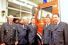 Ortswehrführer Bernd Sievers (links) und Gemeindewehrführer Frank Otto (3. v. l.) gratulierten Stefan Grygiel (2. v. l) zu 20 Jahren Mitgliedschaft, Marc Kevin Kähler, Sven-Ole Wegner und  Carsten Schurbohm zur Beförderung. Foto: Koschella