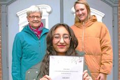 Juliane Scheele (oben li.) und Katharina Meissner freuen sich mit Masa Al Haj Hasan über die erfolgreiche Nikolausaktion.