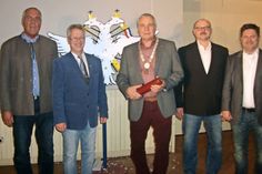 Hauptschießwart Jürgen Krug, 1. Ältermann Dr. Ralf Stolley, Heinz Kassner, Dirk Soppa, Majestät Detlef Scheel (v. lks.).