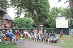 Die Besucher der ersten Vorstellung im Rahmen des Kinosommers auf dem Pfarrhof Schönwalde zeigten sich begeistert von Filmauswahl und der einmaligen Atmosphäre des Naturerlebnisraumes als „Kinosaal“. Am 28. August um 21 Uhr schließt der Kinosommer mit der Luftbild-Doku „Die Ostsee von oben“.