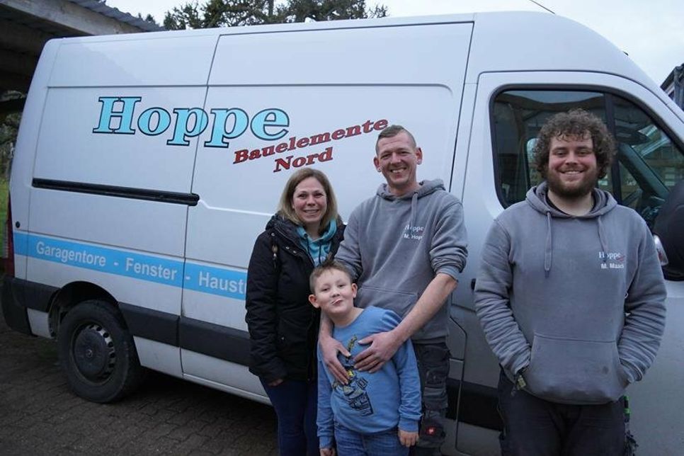 Buchhaltungsexpertin Daniela Hoppe, Firmeninhaber Manuel Hoppe mit Sohn und Mitarbeiter Marcel Maack (von re.).