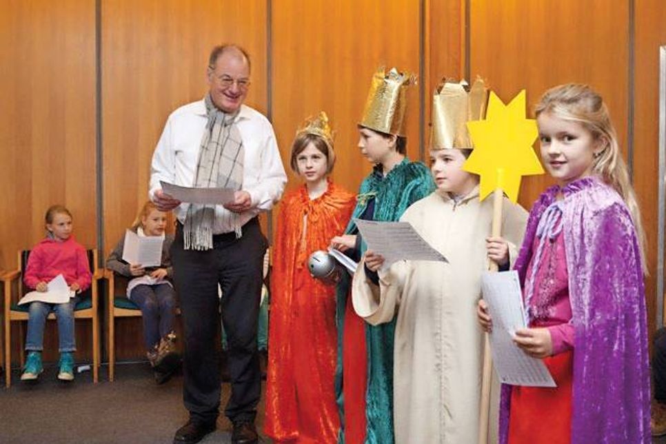 Lina (v.re.), Pia, Daniel und Tessa üben mit Pastor Christoph Pfeifer den Auftritt an der Tür.