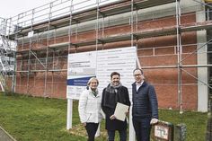 Zur Besichtigung der Baumaßnahme hatten Ratekaus Bauamtsleiterin Karin John, Bürgermeister Thomas Keller (m.) und Architekt Torben Suhr gute Nachrichten mit nach Sereetz gebracht. Zur bisherigen Fördersumme kommen noch einmal 900.000 Euro hinzu.