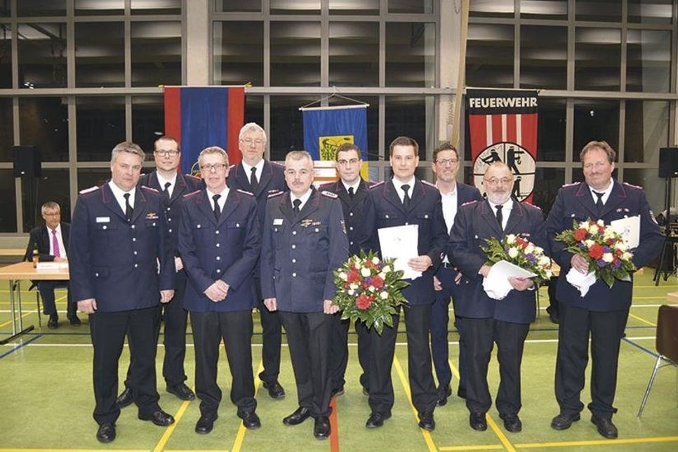 Die Hauptakteure der diesjährigen Hauptversammlung der Ratekauer Wehren: Thorsten Plath (v.l.), Dennis Puls, Dirk Seltmann, Thomas Harnack, Hans-Heinrich Jaacks, Sebastian Stasch, Jan Feddern, Thomas Keller, Frank Vergin und Dirk Thomaschewski. (Foto: Stefan Setje-Eilers)