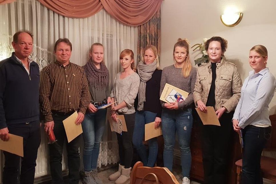 Sport: Dietrich Burmeister, Dr. Christian Wiebe, Kira Bruhn, Katharina Adam, Theresa Lamp, Sophia Lamp, Stephanie Hendeß, Corinna Evers (v. lks.).