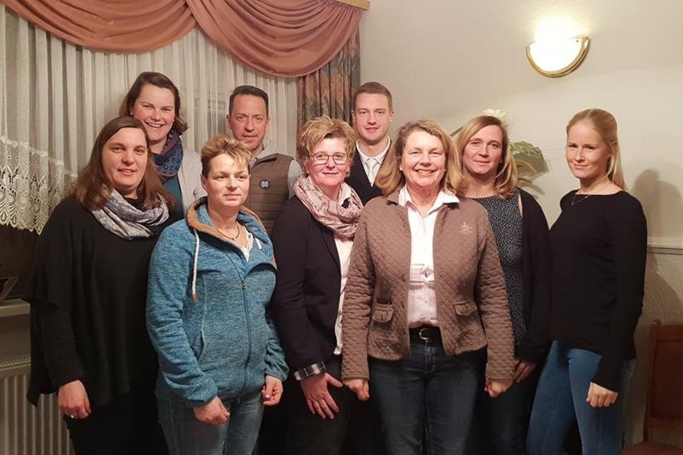 Der Vorstand: Jugendwartin Carina Langbehn, Beisitzerin Charlotte Humke, Jugendwartin Sandra Vollert, stellvertretender Vorsiotzender Mirko Schmeiser, 1. Vorsitzende Anja Lamp, 2. Vorsitzender Leon Hiller, Schriftführerin Susanne Waechter, Kassenwartin Cathrin Bock-Jacobsen und Beisitzerin Theresa Lamp (v. lks.).