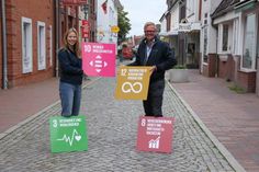 Nachhaltigkeitsmanagerin Lina Koop und Gewerbevereinsvorsitzender Sven Muchow wissen: Nachhaltigkeit bezieht sich nicht nur auf ökologische Aspekte. Wie vielfältig das Thema ist, soll beim Workshop nähergebracht werden.