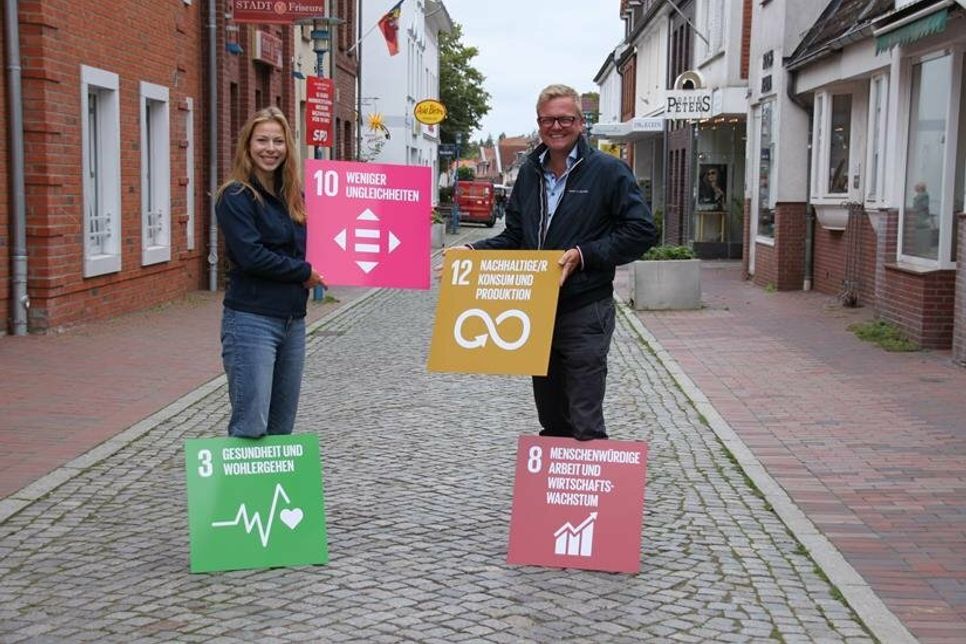 Nachhaltigkeitsmanagerin Lina Koop und Gewerbevereinsvorsitzender Sven Muchow wissen: Nachhaltigkeit bezieht sich nicht nur auf ökologische Aspekte. Wie vielfältig das Thema ist, soll beim Workshop nähergebracht werden.