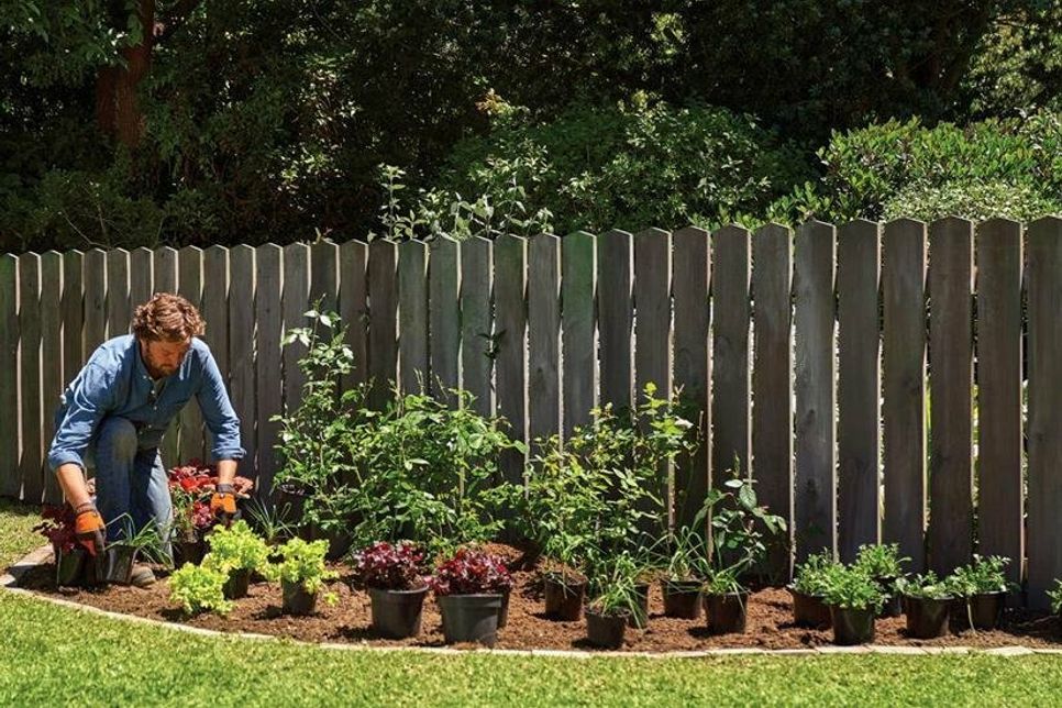 Klein, aber oho: Kompakte Gärten wirken mit einer cleveren Planung viel größer. Beete in geschwungener Form sorgen für mehr Dynamik. Foto: DJD/Stihl