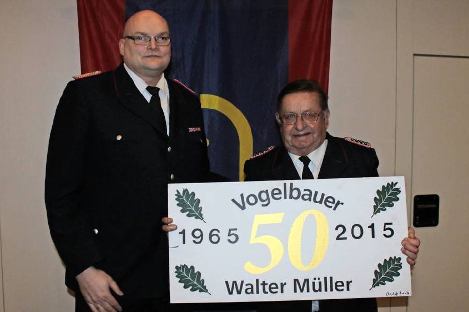 Walter Müller (re.) baut seit 50 Jahren den Holzvogel für das Vogelschießen und wurde dafür geehrt.